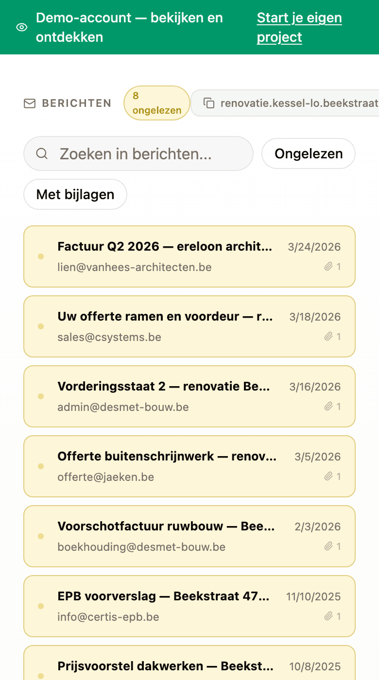 Het berichtenvenster met ontvangen e-mails, afzender, onderwerp en bijlagen